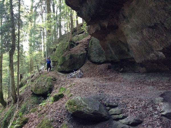 adfahrer im Wald bei Felsenformationen nahe Rudersberg-Schlechtbach.